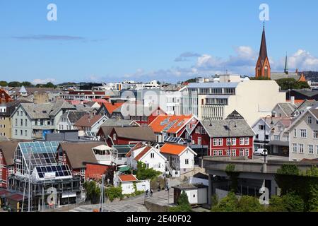 HAUGESUND, NORVÈGE - 22 JUILLET 2020 : horizon urbain de la ville de Haugesund en Norvège. Haugesund est une ville de la région de Rogaland, fondée en 1855. Banque D'Images