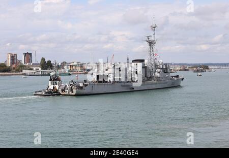 Entrée du navire français de la Marine nationale FS LA MOTTE-PICQUET (D645) le port Banque D'Images