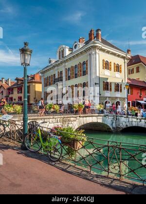 Annecy (sud-est de la France): Quai 'quai Perriere' le long de la rivière Thiou dans la vieille ville Banque D'Images