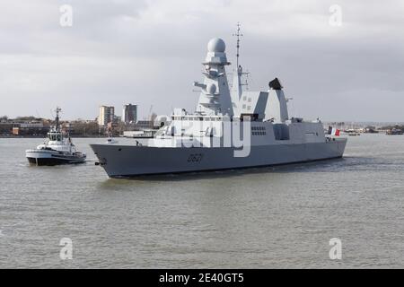 Le remorqueur TEMPEST accompagne la classe de la Marine nationale Horizon Frégate FS CHEVALIER PAUL comme il part de la Naval Base Banque D'Images