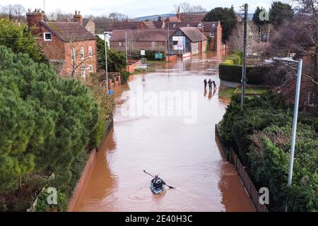 Hereford, Herefordshire, Royaume-Uni. 21 janvier 2021. Des inondations ont frappé certaines parties de Hereford aujourd'hui après que la tempête Christoph a apporté de fortes pluies dans la région. La rivière Wye a fait éclater ses berges inondant complètement Home Lacy Road avec seulement un kayakiste étant capable de négocier la route devenue rivière. Photo par crédit : arrêter presse Media/Alamy Live News Banque D'Images