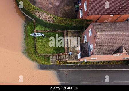 Hereford, Herefordshire, Royaume-Uni. 21 janvier 2021. Des inondations ont frappé certaines parties de Hereford aujourd'hui après que la tempête Christoph a apporté de fortes pluies dans la région. La rivière Wye a fait éclater ses berges inondant complètement Home Lacy Road avec seulement un kayakiste étant capable de négocier la route devenue rivière. Photo par crédit : arrêter presse Media/Alamy Live News Banque D'Images