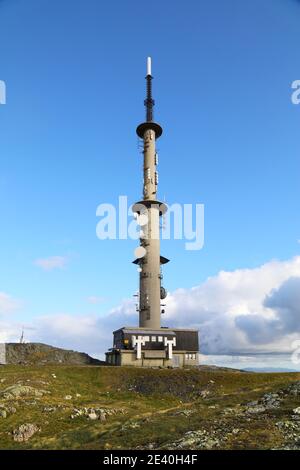 Tour de télévision sur un sommet de montagne en Norvège. Tour de transmission de l'île Stord - montagne de Kattnakken. Banque D'Images