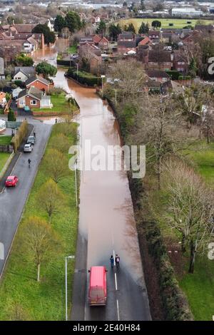 Hereford, Herefordshire, Royaume-Uni. 21 janvier 2021. Des inondations ont frappé certaines parties de Hereford aujourd'hui après que la tempête Christoph a apporté de fortes pluies dans la région. La rivière Wye a fait éclater ses berges inondant complètement Home Lacy Road avec seulement un kayakiste étant capable de négocier la route devenue rivière. Photo par crédit : arrêter presse Media/Alamy Live News Banque D'Images