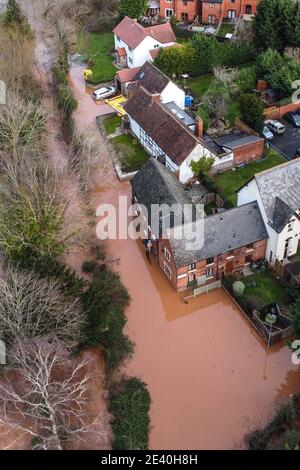 Hereford, Herefordshire, Royaume-Uni. 21 janvier 2021. Des inondations ont frappé certaines parties de Hereford aujourd'hui après que la tempête Christoph a apporté de fortes pluies dans la région. La rivière Wye a fait éclater ses berges inondant complètement Home Lacy Road avec seulement un kayakiste étant capable de négocier la route devenue rivière. Photo par crédit : arrêter presse Media/Alamy Live News Banque D'Images