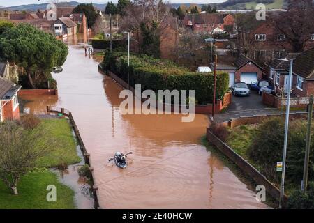 Hereford, Herefordshire, Royaume-Uni. 21 janvier 2021. Des inondations ont frappé certaines parties de Hereford aujourd'hui après que la tempête Christoph a apporté de fortes pluies dans la région. La rivière Wye a fait éclater ses berges inondant complètement Home Lacy Road avec seulement un kayakiste étant capable de négocier la route devenue rivière. Photo par crédit : arrêter presse Media/Alamy Live News Banque D'Images