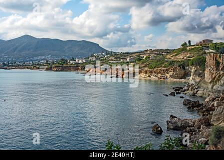 Crète , Grèce 24 octobre 2020. Plage de Saradari avec des couleurs bleu vif eau et sable jaune dans l'île de Crète Banque D'Images