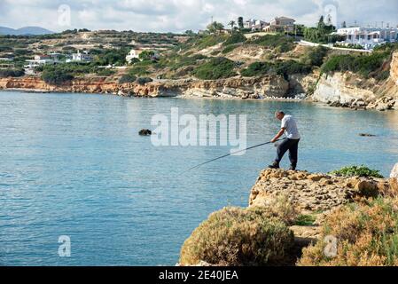 Cap de Saradari, Crète, Grèce - 24 octobre 2020. Pêcheur sur Cap de Saradari sur l'île de Crète, Grèce Banque D'Images