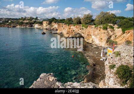 Saradari Beach, Crète, Grèce - 24 octobre 2020. Casquette Saradari avec des couleurs bleu vif eau et sable jaune dans l'île de Crète Banque D'Images