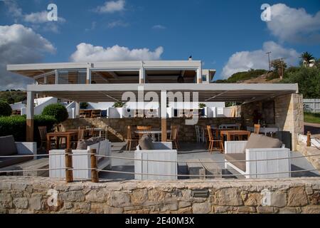 Hersonissos, Crète, Grèce - 24 octobre 2020. Un restaurant magnifique avec des sièges relaxants et une vue magnifique Banque D'Images