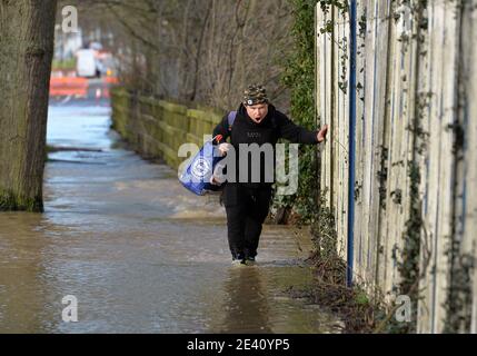 Leicester, Leicestershire, Royaume-Uni 21 janvier 2021. ROYAUME-UNI. Météo. Inondation. Un homme marche à travers les inondations causées par Storm Christoph sur une route fermée à Aylestone à Leicester. Alex Hannam/Alamy Live News Banque D'Images