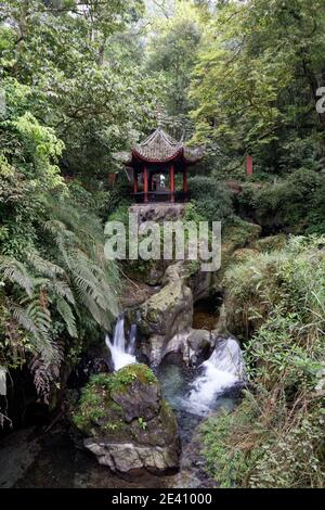 Sur la piste de Emei Shan sanctuaire bouddhiste au sommet d'une colline Banque D'Images