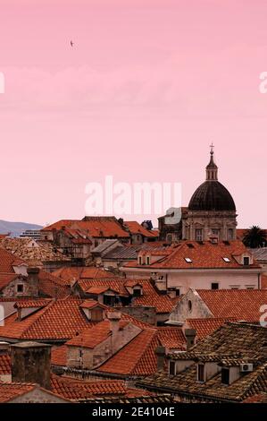 Les toits et le dôme de la cathédrale de l'Assomption de la Vierge, au coucher du soleil Dubrovnik, Croatie Banque D'Images