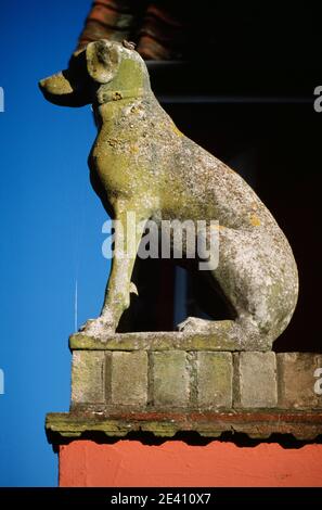 Sculpture en pierre jardin - Greyhound Banque D'Images