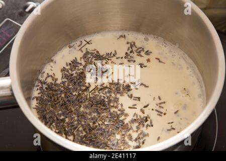 Cuisson de la crème à base de fleurs de lavande. Gros plan. Banque D'Images