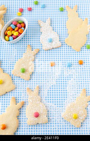 Biscuits au sucre en forme de lapin avec lentilles de chocolat colorées Banque D'Images