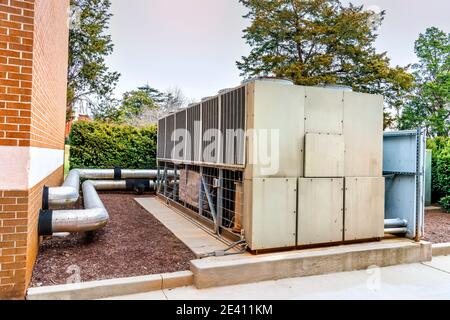Plan horizontal d'un grand système de chauffage, ventilation et climatisation extérieur pour un complexe résidentiel. Banque D'Images