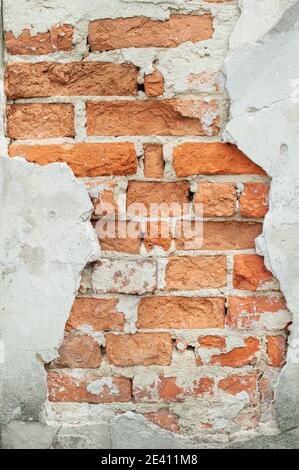 Texture du mur de vieux briques craquelé. Surface peinte en difficulté. Large Brickwall. Grunge Red Stonewall fond. Façade de bâtiment miteuse avec Banque D'Images