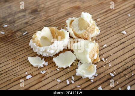 Truffes au chocolat blanc et à la noix de coco sur fond de bois ancien. Banque D'Images