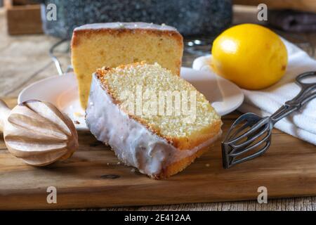 Un morceau de gâteau au citron frais cuit sur une planche de bois Banque D'Images