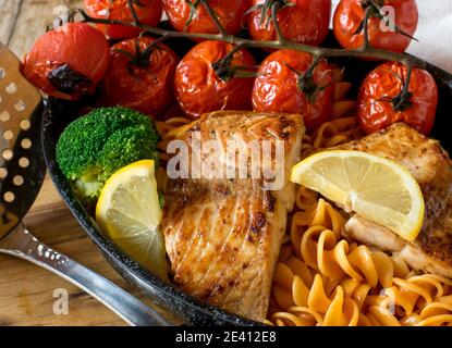 repas méditerranéen avec pâtes, poisson et légumes Banque D'Images