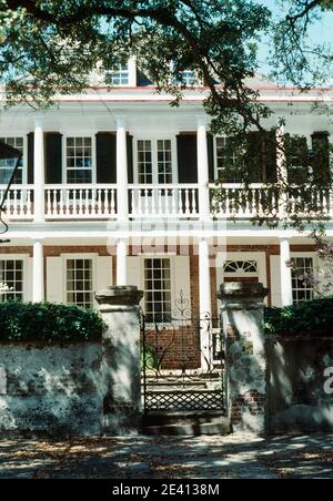 39 église rue milieu 18e c maison avec balcon, lampe de rue et porte en fer, charleston caroline du sud etats-unis Banque D'Images