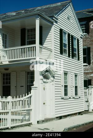 Maison en bois peinte en blanc avec balcon en bois, clôture de piquetage, charleston Caroline du Sud etats-unis Banque D'Images