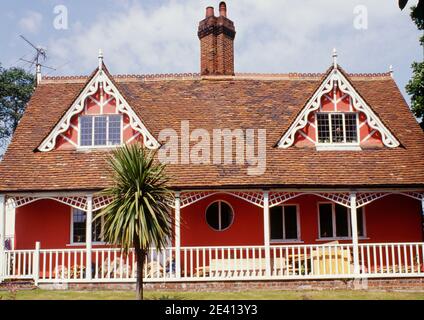 Chalet pittoresque avec des bargeboards ornementaux sur les dortoirs, verandah, trelliswork, fin du 19ème c, village de domaine amélioré par la comtesse de Marguerite de wa Banque D'Images