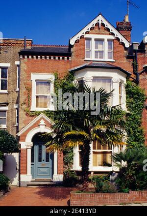Grande maison victorienne en brique avec panneaux de bargeboards, porche, porte avec panneaux vitrés, richmond upon thames surrey royaume-uni Banque D'Images
