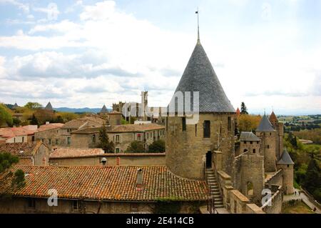 Château de Carcassonne (France) en rayons de soleil. Patrimoine mondial de l'UNESCO. Vue depuis les murs. Banque D'Images
