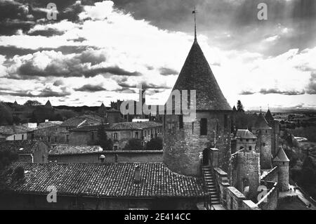 Château de Carcassonne (France) en rayons de soleil. Patrimoine mondial de l'UNESCO. Vue depuis les murs. Noir et blanc. Banque D'Images