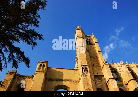 Narbonne (France) Cathédrale des Saints Justus et Pasteur. Bâtiment inachevé à la lumière dorée du coucher du soleil. Banque D'Images