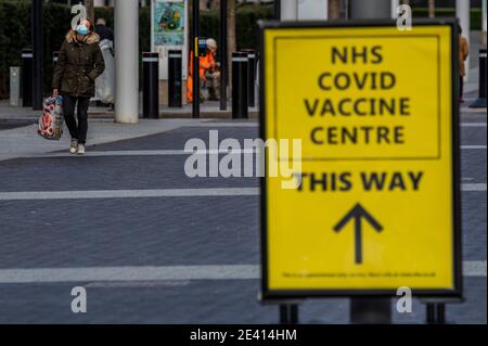 Londres, Royaume-Uni. 21 janvier 2021. La signalisation accueille les gens de la station de métro, elle donne également des indications et fournit des avertissements. Mais c'est calme, seulement quelques personnes arrivent et tous ceux qui ont des rendez-vous. Le centre de vaccination de masse Covid 19 près du stade Wembley. C'est la troisième semaine du programme national de verrouillage 3 et l'instruction du gouvernement est que tout le monde reste chez lui pour sauver la pression sur le NHS. Crédit : Guy Bell/Alay Live News Banque D'Images