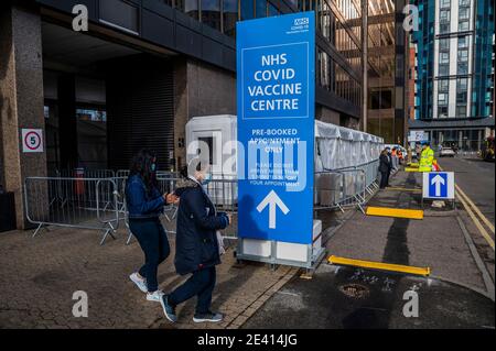 Londres, Royaume-Uni. 21 janvier 2021. Les gens quittent le centre-ville après avoir obtenu un jab d'Oxford, certains avec des badges, mais en général c'est calme, avec seulement quelques personnes qui arrivent et partent - tous ceux qui ont besoin d'avoir des rendez-vous. Le centre de vaccination de masse Covid 19 près du stade Wembley. C'est la troisième semaine du programme national de verrouillage 3 et l'instruction du gouvernement est que tout le monde reste chez lui pour sauver la pression sur le NHS. Crédit : Guy Bell/Alay Live News Banque D'Images