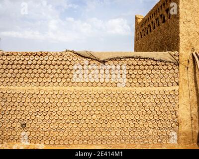 Mur construit avec des bouteilles en plastique recyclé dans une maison dans le désert du Sahara au Maroc. Banque D'Images