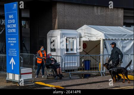 Londres, Royaume-Uni. 21 janvier 2021. Les gens quittent le centre-ville après avoir obtenu un jab d'Oxford, certains avec des badges, mais en général c'est calme, avec seulement quelques personnes qui arrivent et partent - tous ceux qui ont besoin d'avoir des rendez-vous. Le centre de vaccination de masse Covid 19 près du stade Wembley. C'est la troisième semaine du programme national de verrouillage 3 et l'instruction du gouvernement est que tout le monde reste chez lui pour sauver la pression sur le NHS. Crédit : Guy Bell/Alay Live News Banque D'Images