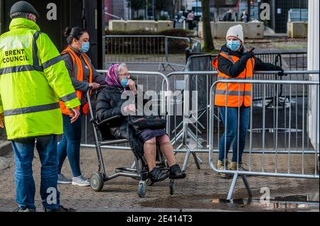 Londres, Royaume-Uni. 21 janvier 2021. Les gens quittent le centre-ville après avoir obtenu un jab d'Oxford, certains avec des badges, mais en général c'est calme, avec seulement quelques personnes qui arrivent et partent - tous ceux qui ont besoin d'avoir des rendez-vous. Le centre de vaccination de masse Covid 19 près du stade Wembley. C'est la troisième semaine du programme national de verrouillage 3 et l'instruction du gouvernement est que tout le monde reste chez lui pour sauver la pression sur le NHS. Crédit : Guy Bell/Alay Live News Banque D'Images