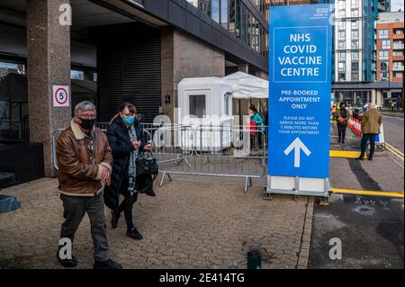 Londres, Royaume-Uni. 21 janvier 2021. Les gens quittent le centre-ville après avoir obtenu un jab d'Oxford, certains avec des badges, mais en général c'est calme, avec seulement quelques personnes qui arrivent et partent - tous ceux qui ont besoin d'avoir des rendez-vous. Le centre de vaccination de masse Covid 19 près du stade Wembley. C'est la troisième semaine du programme national de verrouillage 3 et l'instruction du gouvernement est que tout le monde reste chez lui pour sauver la pression sur le NHS. Crédit : Guy Bell/Alay Live News Banque D'Images