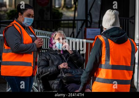 Londres, Royaume-Uni. 21 janvier 2021. Les gens quittent le centre-ville après avoir obtenu un jab d'Oxford, certains avec des badges, mais en général c'est calme, avec seulement quelques personnes qui arrivent et partent - tous ceux qui ont besoin d'avoir des rendez-vous. Le centre de vaccination de masse Covid 19 près du stade Wembley. C'est la troisième semaine du programme national de verrouillage 3 et l'instruction du gouvernement est que tout le monde reste chez lui pour sauver la pression sur le NHS. Crédit : Guy Bell/Alay Live News Banque D'Images