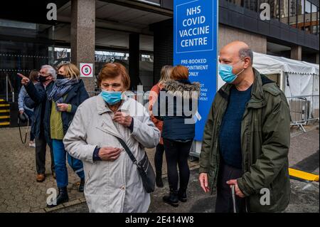 Londres, Royaume-Uni. 21 janvier 2021. Les gens quittent le centre-ville après avoir obtenu un jab d'Oxford, certains avec des badges, mais en général c'est calme, avec seulement quelques personnes qui arrivent et partent - tous ceux qui ont besoin d'avoir des rendez-vous. Le centre de vaccination de masse Covid 19 près du stade Wembley. C'est la troisième semaine du programme national de verrouillage 3 et l'instruction du gouvernement est que tout le monde reste chez lui pour sauver la pression sur le NHS. Crédit : Guy Bell/Alay Live News Banque D'Images