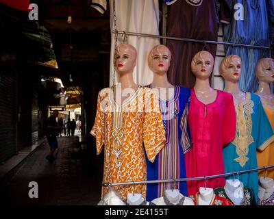 Groupe de mannequins aux vêtements colorés pour femmes, à l'intérieur d'un marché arabe au Maroc. Banque D'Images