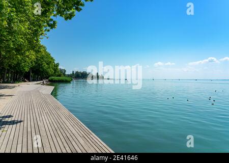 Promenade à Balatonfüred à côté du lac balaton avec un lac en bois Banque D'Images