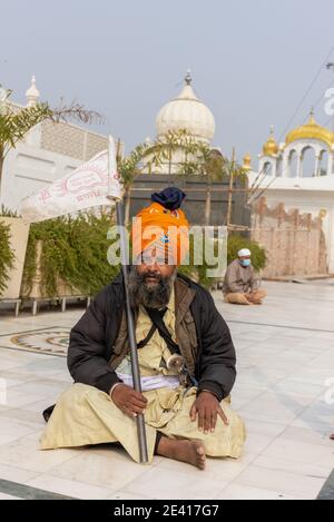 NEW DELHI, INDE - JANVIER 2021 : Portrait de l'homme sikh assis à l'intérieur du complexe de Gurdwara Bangla Sahib. Gurdwara Bangla sahib est pèlerin pour les sikhs Banque D'Images