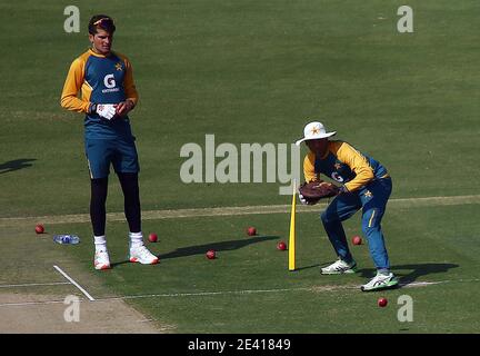 Les joueurs de l'équipe de cricket du Pakistan s'échauffent et améliorent leurs techniques de cricket lors du match de pratique en réseau pour les prochains matchs du Pakistan contre l'Afrique du Sud, au stade national de Karachi le jeudi 21 janvier 2021. Banque D'Images