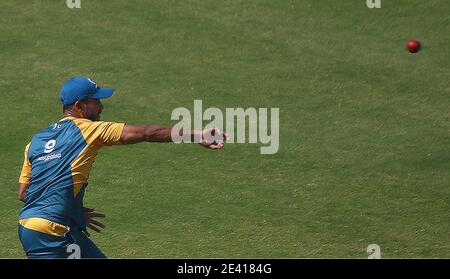 Les joueurs de l'équipe de cricket du Pakistan s'échauffent et améliorent leurs techniques de cricket lors du match de pratique en réseau pour les prochains matchs du Pakistan contre l'Afrique du Sud, au stade national de Karachi le jeudi 21 janvier 2021. Banque D'Images