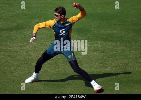 Les joueurs de l'équipe de cricket du Pakistan s'échauffent et améliorent leurs techniques de cricket lors du match de pratique en réseau pour les prochains matchs du Pakistan contre l'Afrique du Sud, au stade national de Karachi le jeudi 21 janvier 2021. Banque D'Images