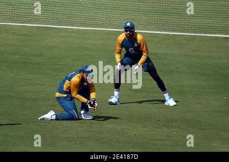 Les joueurs de l'équipe de cricket du Pakistan s'échauffent et améliorent leurs techniques de cricket lors du match de pratique en réseau pour les prochains matchs du Pakistan contre l'Afrique du Sud, au stade national de Karachi le jeudi 21 janvier 2021. Banque D'Images