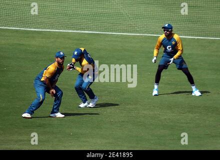 Les joueurs de l'équipe de cricket du Pakistan s'échauffent et améliorent leurs techniques de cricket lors du match de pratique en réseau pour les prochains matchs du Pakistan contre l'Afrique du Sud, au stade national de Karachi le jeudi 21 janvier 2021. Banque D'Images