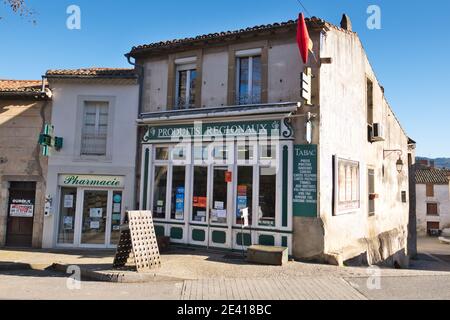 Saint Hilaire Aude France 01/18/21 magasin d'angle traditionnel en pierre. Un vieux bâtiment avec plusieurs petites veuves dans une grande façade en bois décorative Banque D'Images