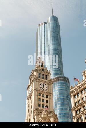 Wrigley Building et Trump Tower contre le ciel bleu, Chicago Illinois, États-Unis Banque D'Images